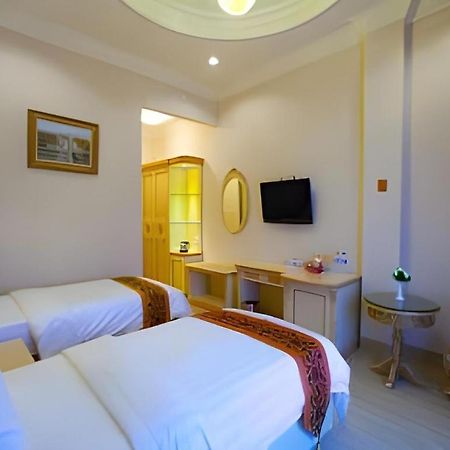 Hotel Grand Town Makassar Buitenkant foto