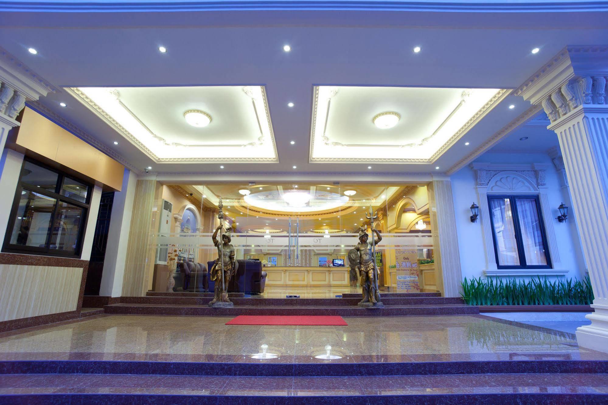 Hotel Grand Town Makassar Buitenkant foto
